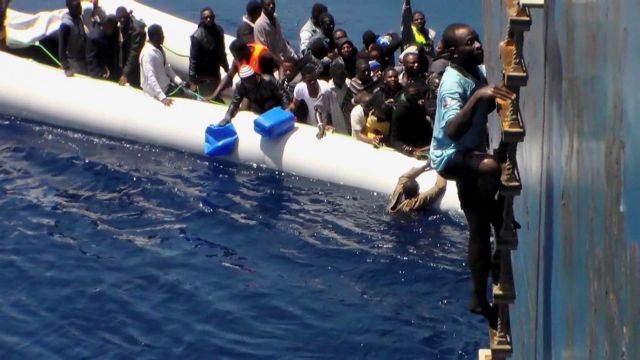 Δραματικό βίντεο δείχνει το χάος της διάσωσης μεταναστών στη Μεσόγειο